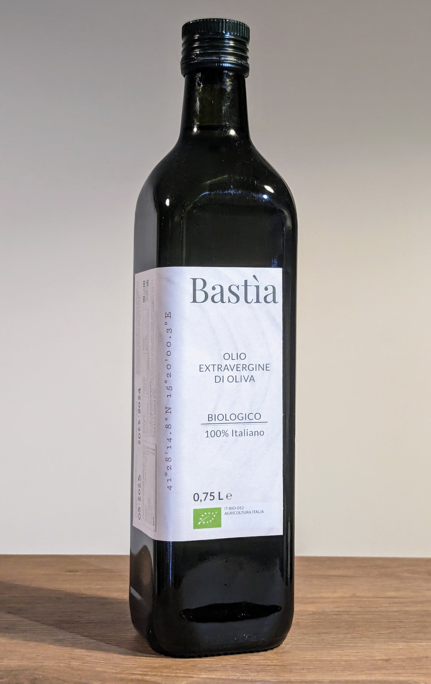 Foto primo piano bottiglia d'olio 750 ml