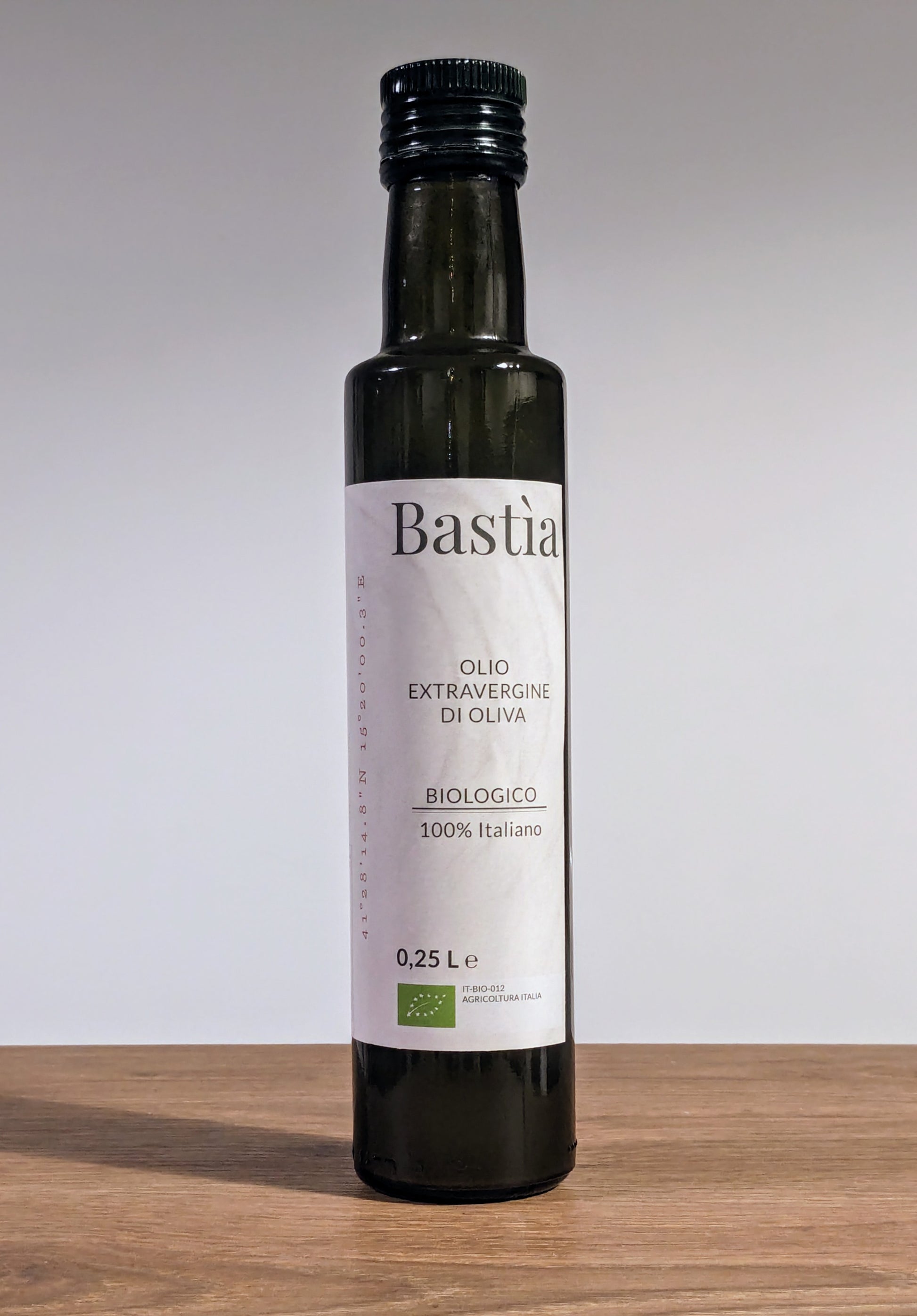 Foto primo piano bottiglia d'olio 250 ml